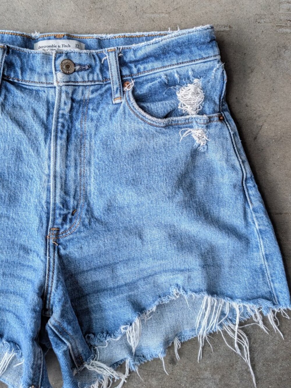 Abercrombie & Fitch Curve Love The 4" Mom Short High Rise size 27/4 - Picture 2 of 7